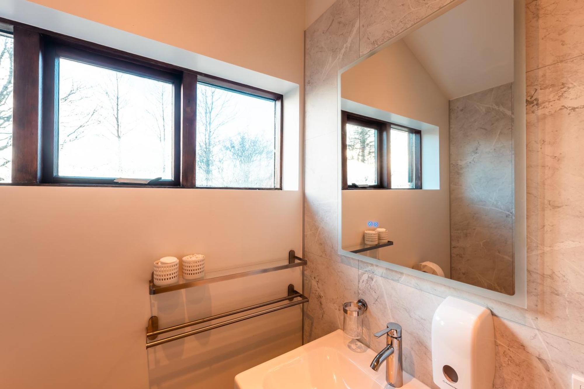 Garthur Stay Inn & Secret Lagoon Included! Флудир Екстериор снимка